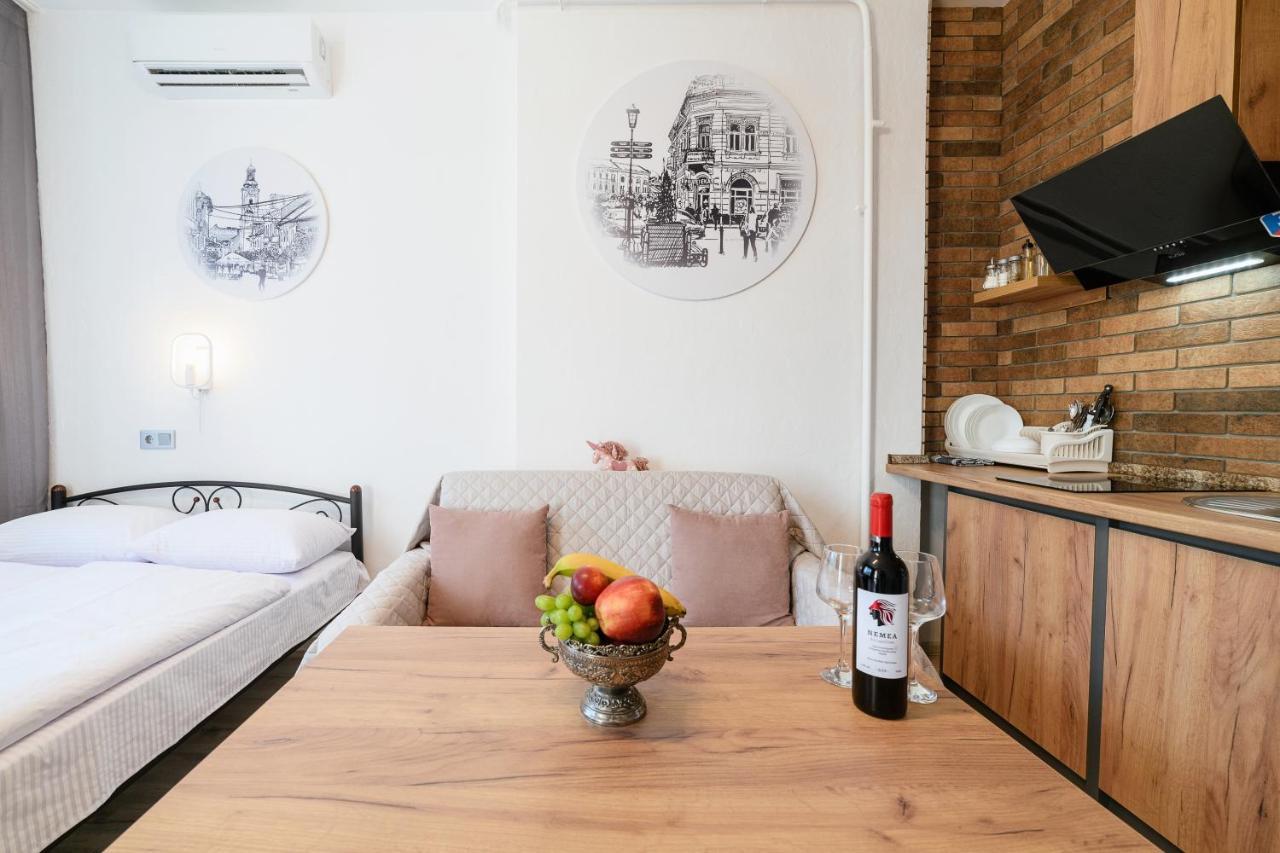 Appartement Затишні Смарт-Квартири В Історичному Центрі! à Oujhorod Extérieur photo