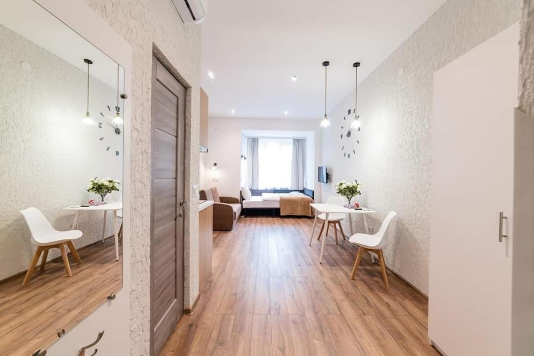 Appartement Затишні Смарт-Квартири В Історичному Центрі! à Oujhorod Extérieur photo